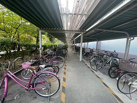 【駐輪場】屋根ございますので、雨で自転車が濡れないのは、嬉しいポイントですね!