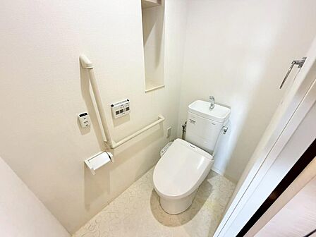 温水便座洗浄便座ですので、寒い日も温かい便座で安心して使用していただけますよ!