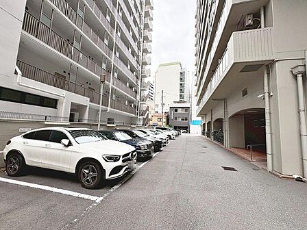 【駐車場】敷地内駐車場ございますよ！空き状況確認必要です！詳しくは担当までお問い合わせください！