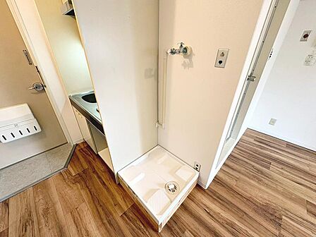洗濯機置き場室内にあります♪天候に左右されずいつでも洗濯できますね♪