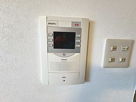 来客を確認できるモニター付きインターホンです♪