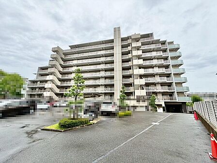 ゆとりの敷地でカーライフ充実。平面駐車場は朝の忙しい時間もスムーズに入出庫できます。