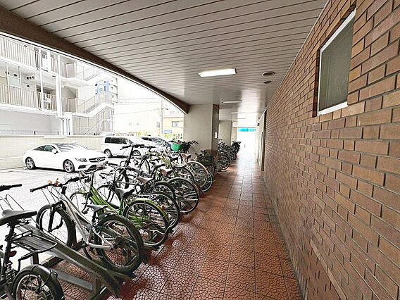 駐輪場に屋根が...