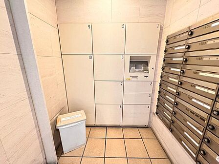 【宅配ボックス有】不在時でも荷物が受け取れて便利ですね!インターネットショッピングを活用する機会が多い方も、留守中に注文した商品が届くので配送時間を気にせずに注文をすることができます!