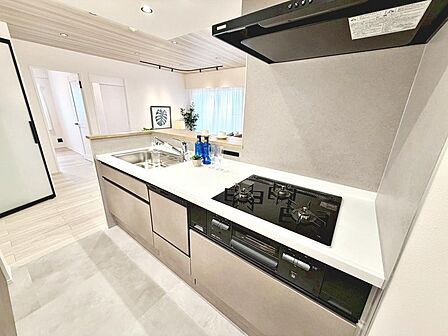 【システムキッチン新調】食器洗浄乾燥機付きの使いやすいシステムキッチンですよ♪家族を身近に感じる対面式キッチンで家族と会話しながら楽しくお料理できますね!