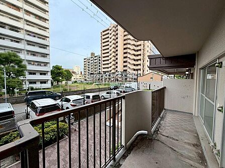 【東面バルコニーで日当たり良好】開放感のあるバルコニーです♪お洗濯も楽々快適に干せますよ♪