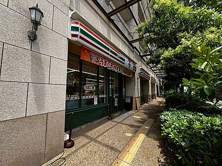 セブンイレブンコスモスクエア駅前店まで徒歩3分