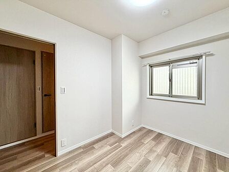 穏やかな光が差し込む室内には、穏やかな時間が流れます♪休日には、落ち着いた空間で自分の趣味を楽しむのはいかがですか♪