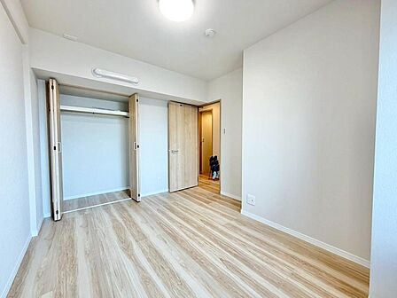各居室にはクローゼットを完備し、家具の配置にも困らない設計がされており、採光と室内のバランスが絶妙です。