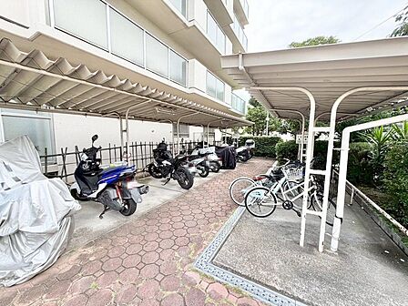 駐輪場に屋根があるので、雨の日に自転車が濡れにくく嬉しいですね♪