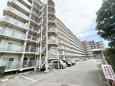 専用庭ついてます!専用庭から出入りも可能です!ガーデニングや家庭菜園なども楽しめます!夏にはビニールプールなどお子様との遊びの幅も広がりますね!