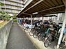 駐車場：駐輪場は屋根付きで雨の日も安心です。