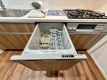 キッチンはリフォームで新調されたシステムキッチンです。うれしい食器洗い乾燥機付きで浄水器も備わっています。
