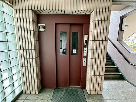 エレベーター付きのマンションです。荷物が多いときなどは安心です。