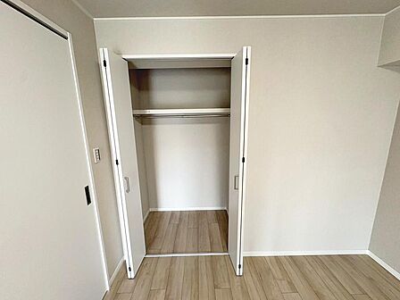 【クローゼット】お部屋を広く利用するために必須なクローゼットが全室付いています♪もちろんお荷物を収納されても良しの勝手の良いクローゼットは嬉しいですね♪