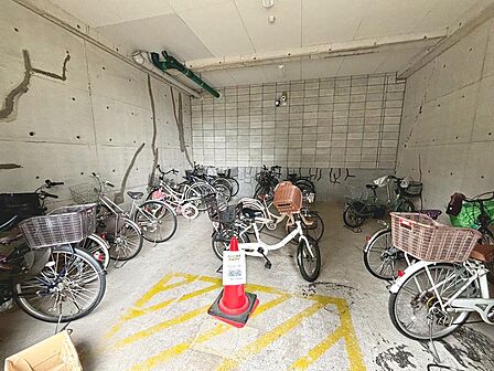 【駐輪場】屋根ございますので、雨で自転車が濡れないのは、嬉しいポイントですね!