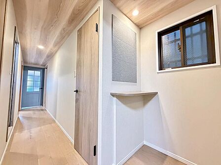 室内の仕様をごらんください 。建具、フローリング、天井に至るまでリフォームで一新されています。デザイン性の高い室内を是非ご覧ください。
