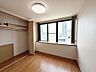 子供部屋：出窓のある洋室！穏やかな光が差し込む室内には、穏やかな時間が流れます。休日には、落ち着いた空間で自分の趣味を楽しむのはいかがですか！