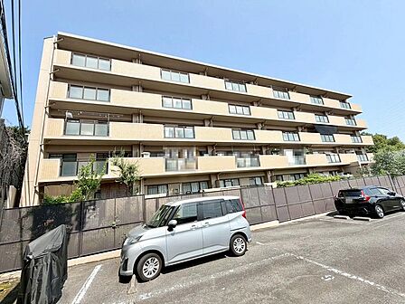 【ＬＤＫ約１４帖】大きな窓のあるリビングは、陽光あふれる明るい空間です。居心地良く、ご家族皆がゆったり寛げる憩いの空間となりそうです♪
