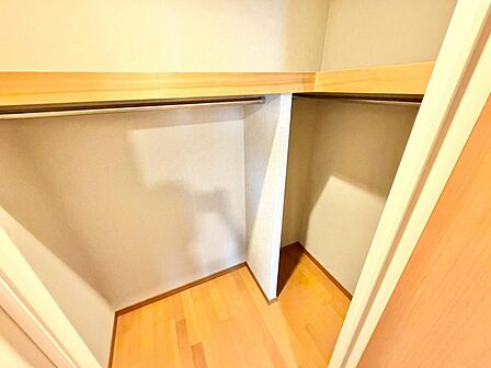 ウォークインクローゼットもあるので、たくさん収納できますよ♪