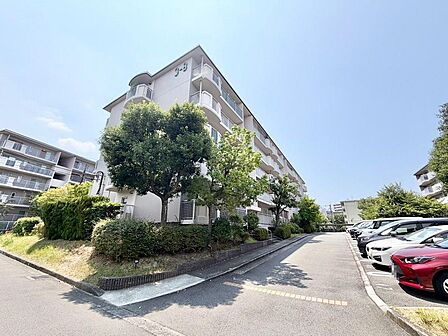 【駐車場】敷地内駐車場(月額:6000円)ございますよ!空き状況確認必要です!詳しくは担当までお問い合わせください!