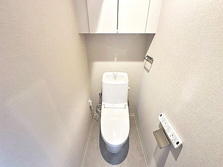 温水便座洗浄便座ですので、寒い日も温かい便座で安心して使用していただけますよ!上部に棚も付いているので、ストックの置き場所にも困りませんね♪