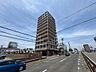 外観：ＬＤＫ約１５．２帖！大きな窓のあるリビングは、陽光あふれる明るい空間です！居心地良く、ご家族皆がゆったり寛げる憩いの空間となりそうです♪