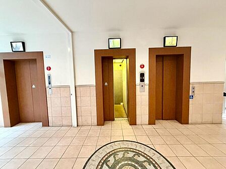 【エレベーターあります】荷物が多い日も楽々にお部屋に持っていけますね！エレベーター２基以上あるので、忙しい時間帯も安心ですね！