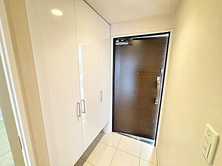 玄関にシューズボックスありますよ♪玄関周りもスッキリ片付きますね!