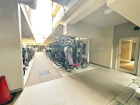 建物内の駐輪場は2段式で整理整頓されています。