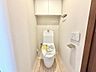 トイレ：寒い日は特に助かる温水洗浄便座付きトイレです！棚がございますので、トイレットペーパーなどの置き場所に困らないですね！