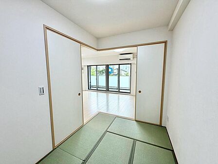 【和室あります】イグサの香りで癒しの空間ですね♪リビングに隣接しているので、お子様のお昼寝スペースにもいいですね!