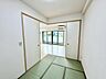 和室：【和室あります】イグサの香りで癒しの空間ですね♪リビングに隣接しているので、お子様のお昼寝スペースにもいいですね！