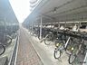 駐車場：駐輪場に屋根があるので、雨の日に自転車が濡れにくく嬉しいですね！