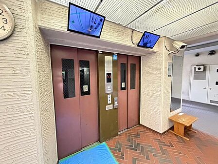 【エレベーター】モニターが付いているので、中の様子が見えて安心ですね！