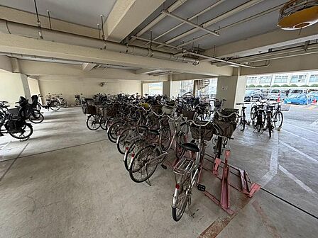 【駐輪場】屋根ございますので、雨で自転車が濡れないのは、嬉しいポイントですね！