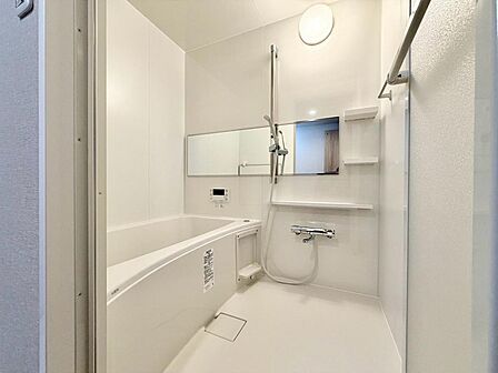 【ユニットバス】ゆったりとくつろげる綺麗な浴室ですよ!時間短縮でシャワーだけの方も多いですが、一日の疲れを癒すため湯船に浸かれば心身ともにリラックスできますね♪