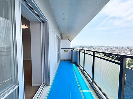 【バルコニー】開放感のあるバルコニーです♪お洗濯も楽々快適に干せますよ♪