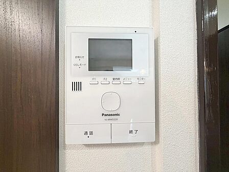 ＴＶモニター付きインターホンですので、突然の来客時にも外の様子が確認できて安心です！