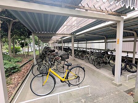 【駐輪場】屋根ございますので、雨で自転車が濡れないのは、嬉しいポイントですね！