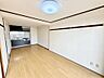 室内：ＬＤＫ約１２帖！大きな窓のあるリビングは、陽光あふれる明るい空間です。居心地良く、ご家族皆がゆったり寛げる憩いの空間となりそうです♪