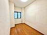 寝室：クロス張り替えております！綺麗な壁紙で部屋が明るく見えて気持ちも明るくなりますね♪
