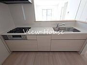 キッチンの作業スペースは広々としており、複数の料理を並行して作る際もスムーズです。シンクも大きく、洗い物もしやすい設計です。調理家電を置く場所も確保でき、料理の幅が広がる快適なキッチン環境です♪
