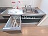 キッチン：大きな鍋も楽に洗えるワイドなシンクです。ビルトインの食器洗い乾燥機が付いているので、食後の片付け時間を大幅に短縮できますね！浮いた時間でゆっくりと食後のコーヒーを楽しむ余裕が生まれるのが魅力です♪