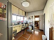 自然光が入り込む窓のあるキッチンは、手元が明るくお料理も捗ります！上下にたっぷりの収納を備えているので、調理器具や調味料もすっきり整理整頓できます♪毎日の献立作りがとても楽しみになる空間です！