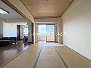 リビング横の和室は、お子様のお昼寝スペースや遊び場としても重宝します！畳の香りに包まれながら、素足でゴロゴロと寛ぐ時間は、日々の疲れを癒してくれるリラックスタイムになること間違いなしです♪