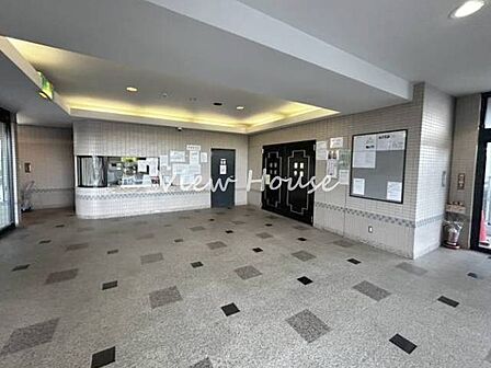 広々とした共用ロビーは、清掃が行き届いた清潔感のある空間です!住民同士のちょっとした挨拶も自然と生まれるような、ゆとりある設計が魅力♪マンション全体の管理体制の良さが伺える、安心感のある場所です!