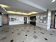 広々とした共用ロビーは、清掃が行き届いた清潔感のある空間です！住民同士のちょっとした挨拶も自然と生まれるような、ゆとりある設計が魅力♪マンション全体の管理体制の良さが伺える、安心感のある場所です！