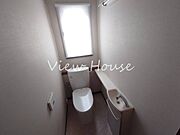 窓が付いていて換気がしやすく、明るい光が入る清潔なトイレです！