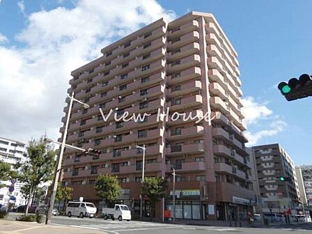 地上13階建11階部分で眺望良好◎高崎駅まで徒歩約8分!通勤・通学にも便利♪周辺は街路灯が整備された歩道で夜間の帰宅時も足元が明るく保たれます♪